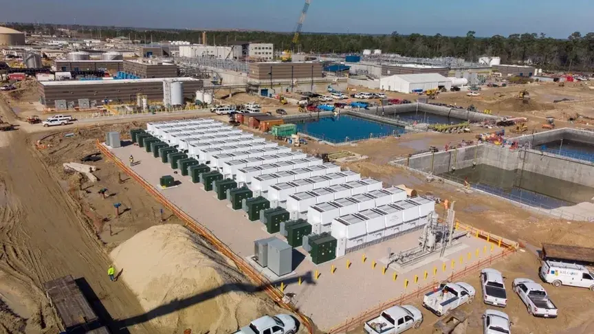 Texas completa investimenti da 1,8 miliardi per microreti solari e a gas
