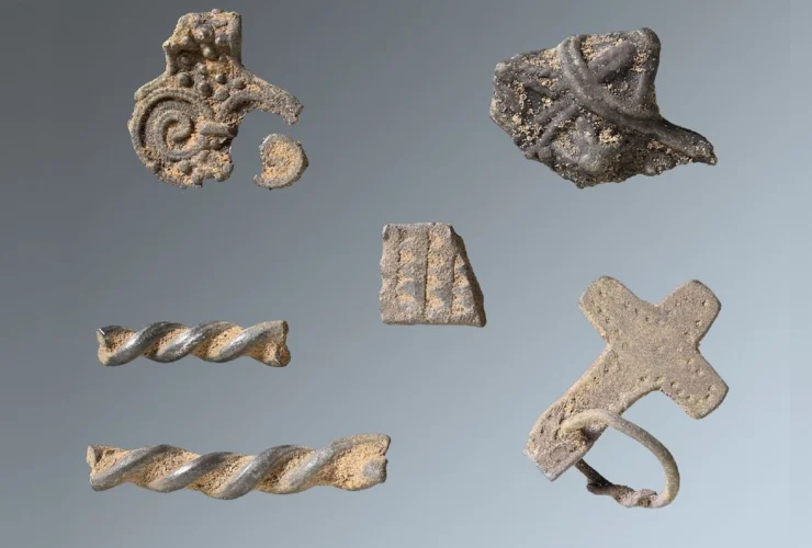 Tesoro vichingo millenario con pendente tra croce e martello di Thor