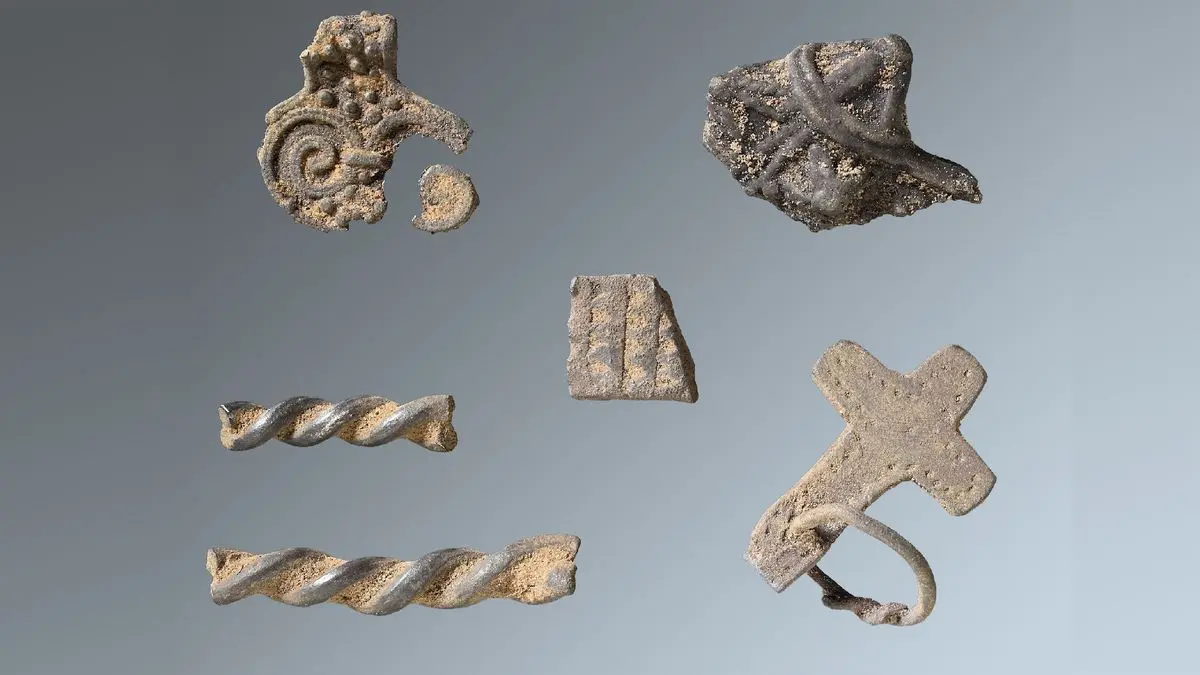 Tesoro vichingo millenario con pendente tra croce e martello di Thor
