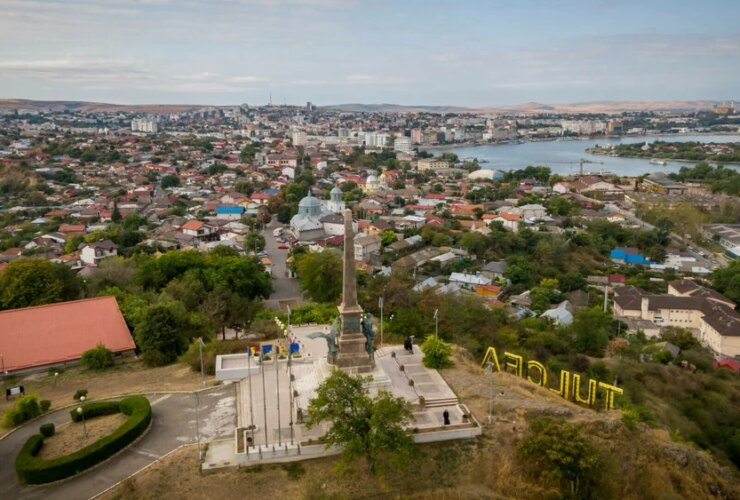 Locul de vacanță în România cu oraș, deltă, mare și munte