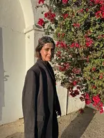 A una boda con vestidos midi, la invitada brilló con lino y transparencia