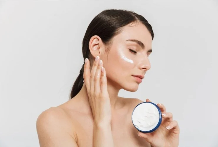 Studio rivela i rischi nascosti delle routine skincare su TikTok per i giovani