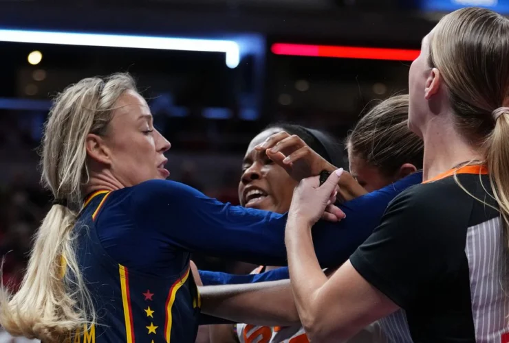 Fever coach critica ancora i fischietti WNBA dopo fallo su Caitlin Clark