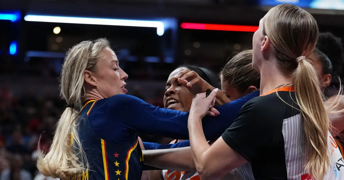 Fever coach critica ancora i fischietti WNBA dopo fallo su Caitlin Clark