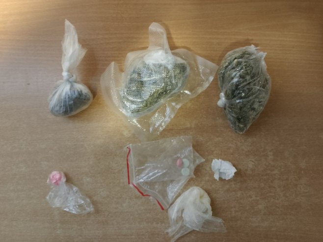 Akcija “Fabia”: Pronađena droga, privedeno više osoba u Gradišci