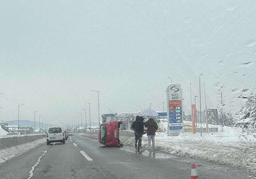 Nezgoda na brzoj cesti Banjaluka–Laktaši, automobil završio na boku