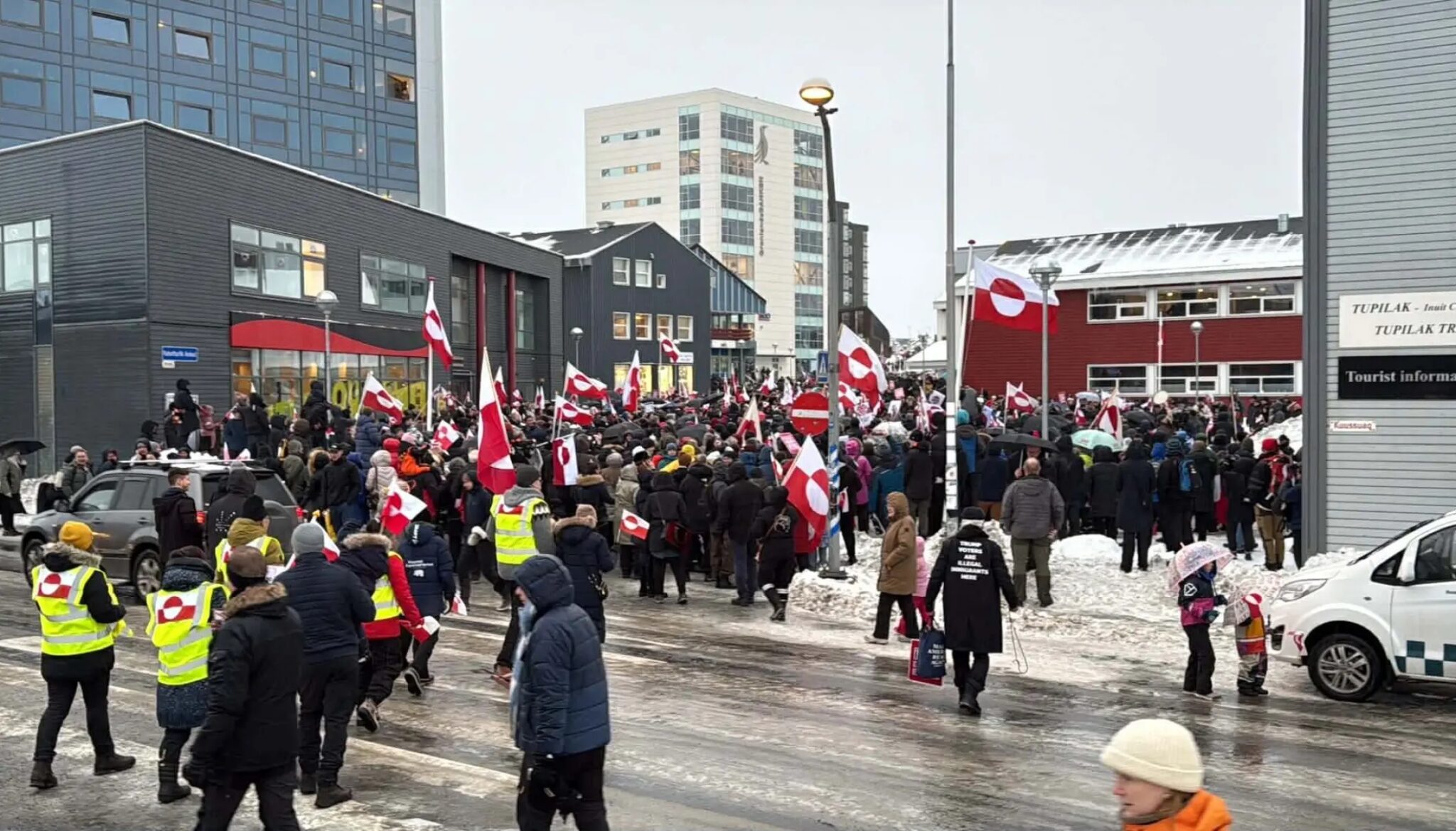 Hiljade demonstranata okupili su se širom Danske u znak solidarnosti s Grenlandom u jeku prijetnje američkog predsjednika Donalda Trampa da će anektirati arktičko ostrvo, zahtijevajući da Sjedinjene Države poštuju pravo Grenlanđana na samoopredjeljenje.
U nekoliko gradova na Grenlandu ovog se popodneva održavaju protesti. Prema organizatorima iz inicijative “Podrška Grenlandu”, okupljanja su organizirana u Nuuku, Illulisatu, Qaqortoqu i Aasiaatu, javlja DR.
Demonstranti na Grenlandu i u Danskoj poručili Trampu: “Nema prodaje”