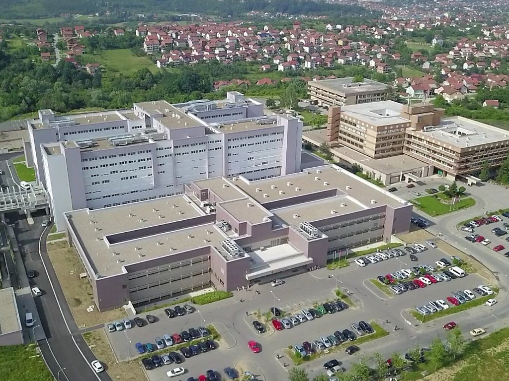 Povrijeđeni pješak priključen na aparat za mehaničku ventilaciju