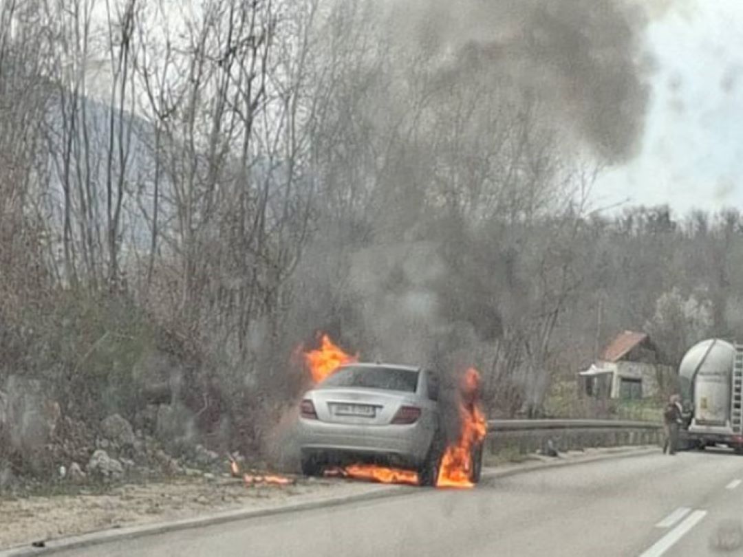 Požar na putu Banjaluka - Mrkonjić Grad, izgorjelo vozilo