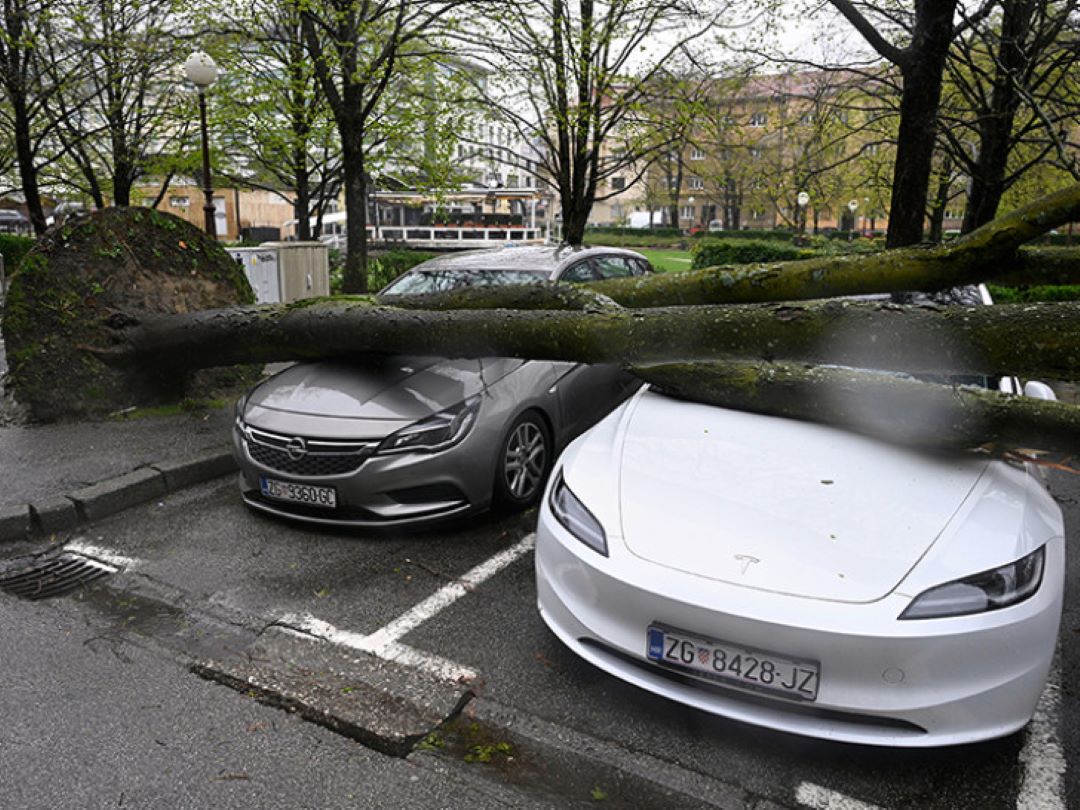 Zagrepčanima upućen apel da ne izlaze: Vatrogscima pune ruke posla