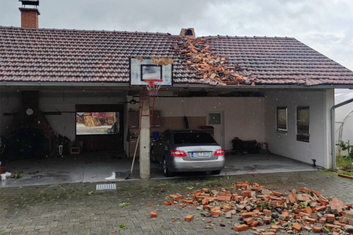 Nevrijeme u Srpcu: Vjetar obarao stabla, oštećeni krovovi kuća