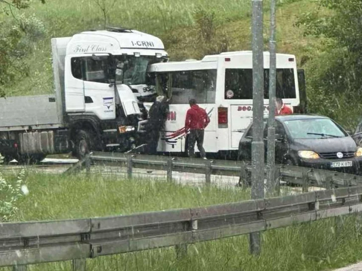 U Mrkonjić Gradu poginuo vozač autobusa, deset povrijeđenih
