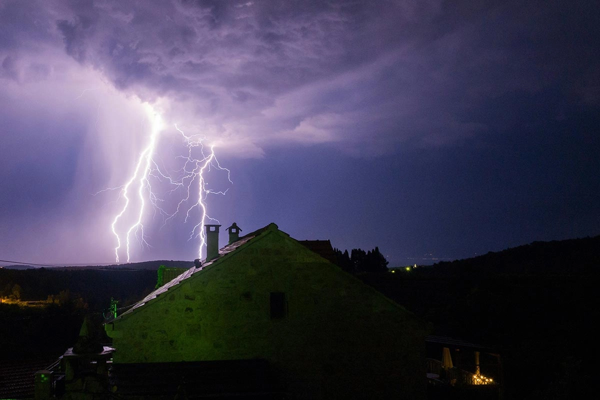 Užas u Srbiji: Grom usmrtio muškarca, žena u bolnici