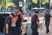 Osumnjičeni za ubistva se skidao i pravio haos u sudnici: "Đe su mi brat i majka?"