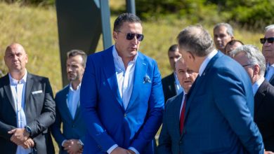 Elek odbio da preda fotelju