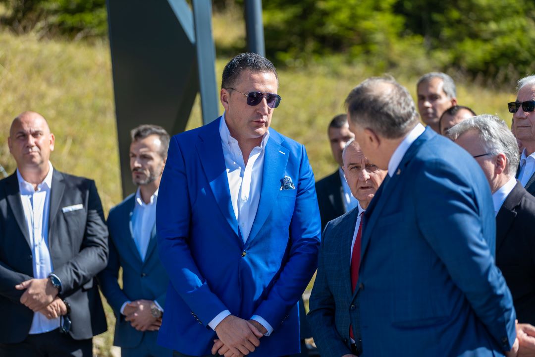 Elek odbio da preda fotelju