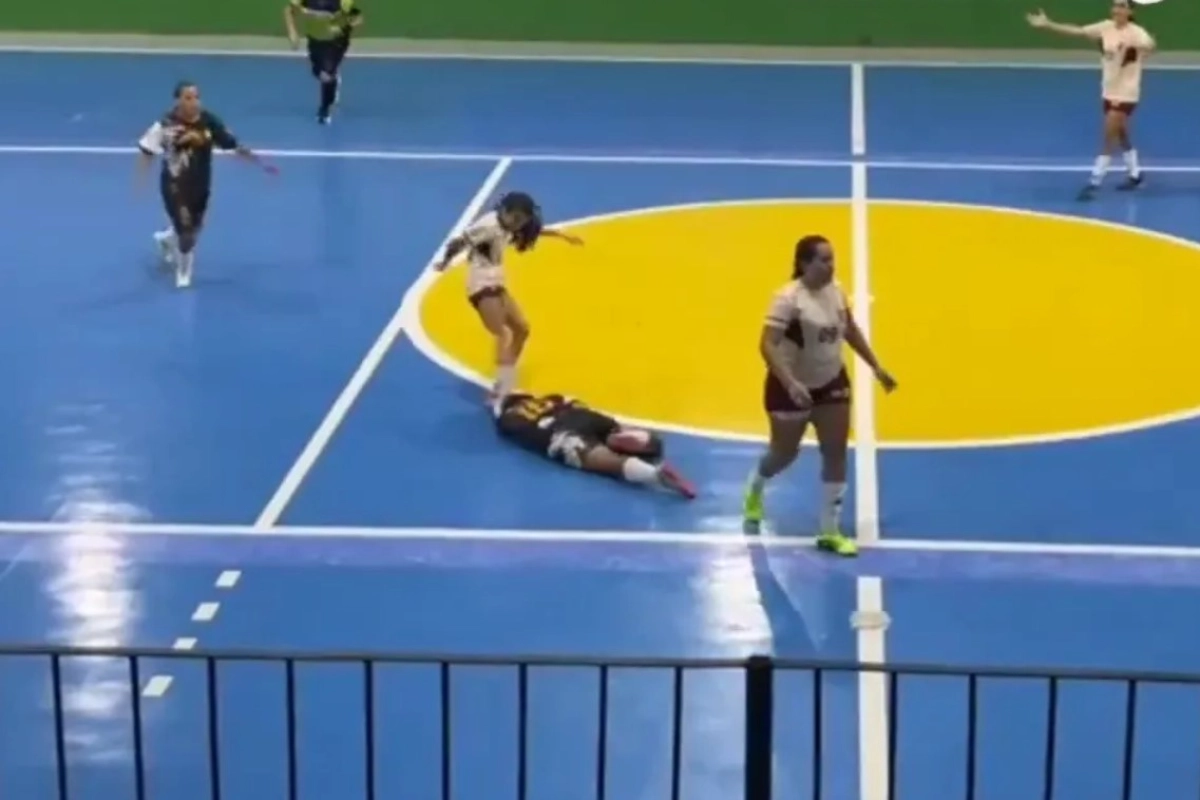 Brutalan napad na terenu: Rivalku šutirala u glavu kao loptu