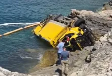Drama na Jadranu: Kamion pao u more, kupači skakali u vodu