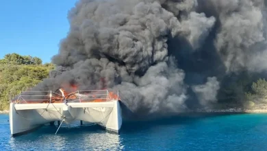 Vatra kod Hvara progutala katamaran na kome su bili putnici