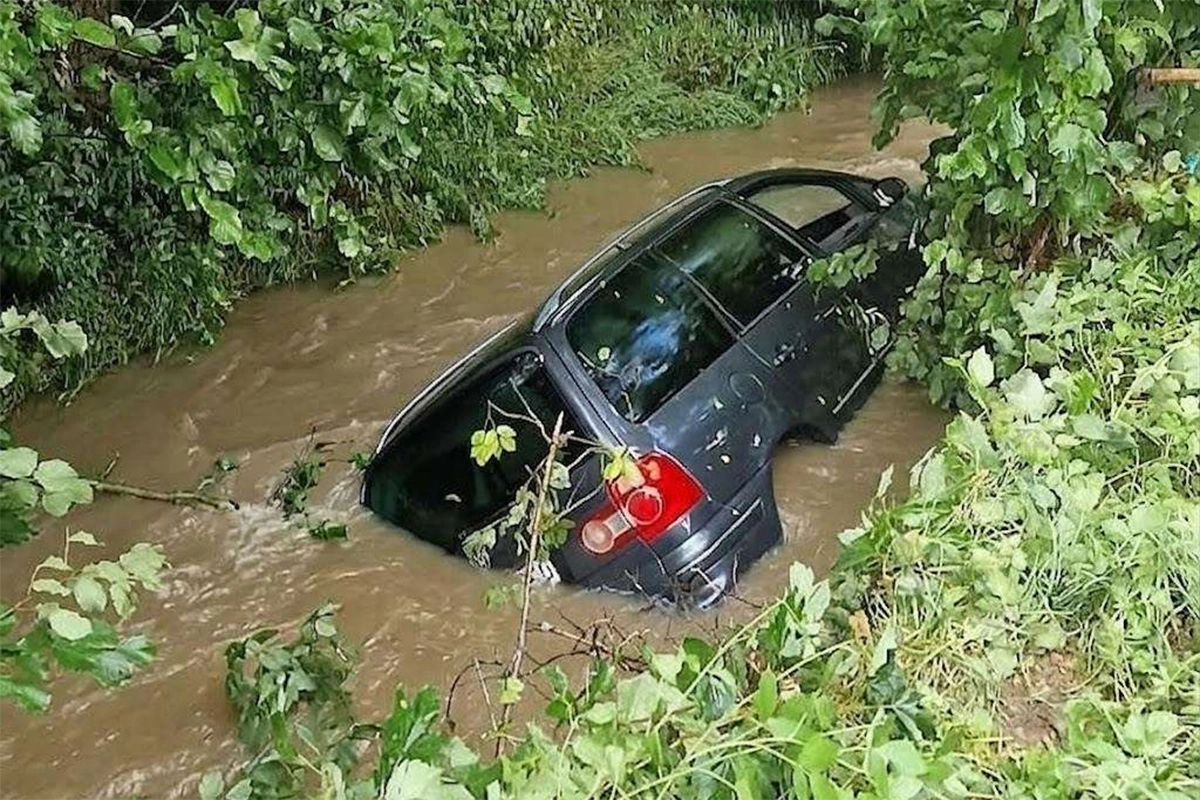 Herojski podvig policajaca: Iz nabujale rijeke spasili vozača šarana