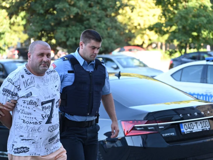 Pred tužiocem dvojac koji je držao ženu i dijete zarobljene u stanu