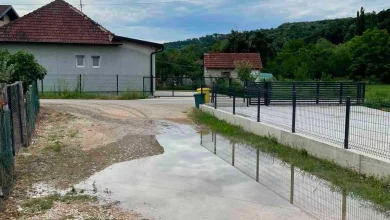 Voda mjesecima plavi banjalučku ulicu, djecu prenose preko ceste