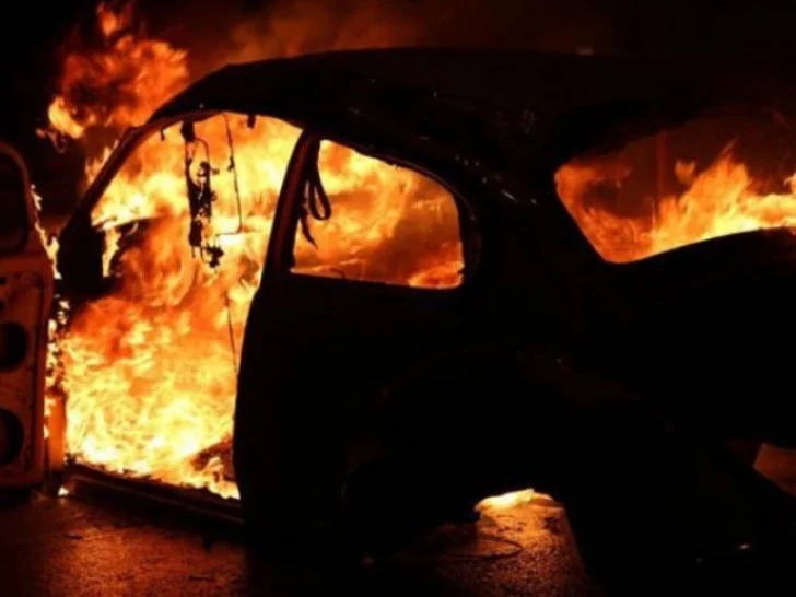 Automobil izgorio u dvorištu kuće