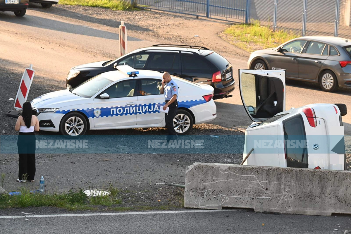 Udes u Trnu: Auto prevrnut, stigla Hitna