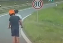 Dječaci na trotinetu jurili auto-putem u Srbiji