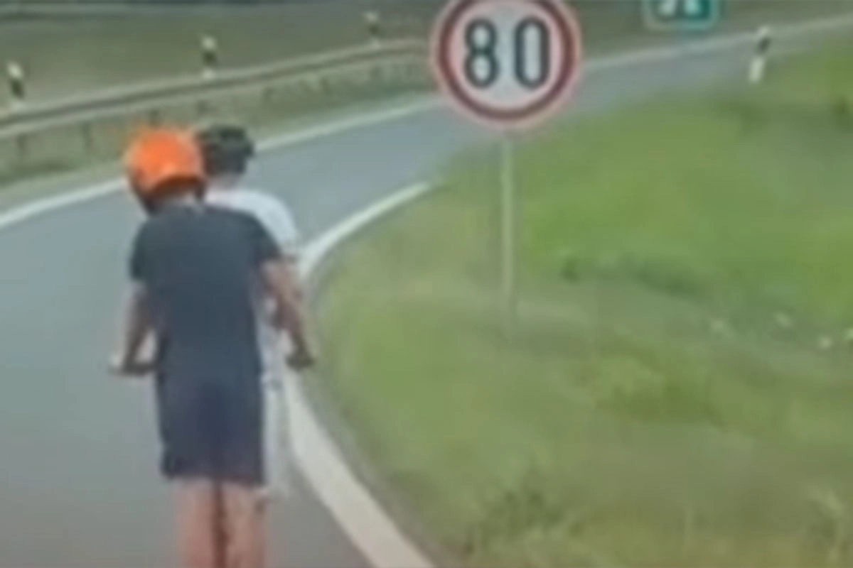 Dječaci na trotinetu jurili auto-putem u Srbiji