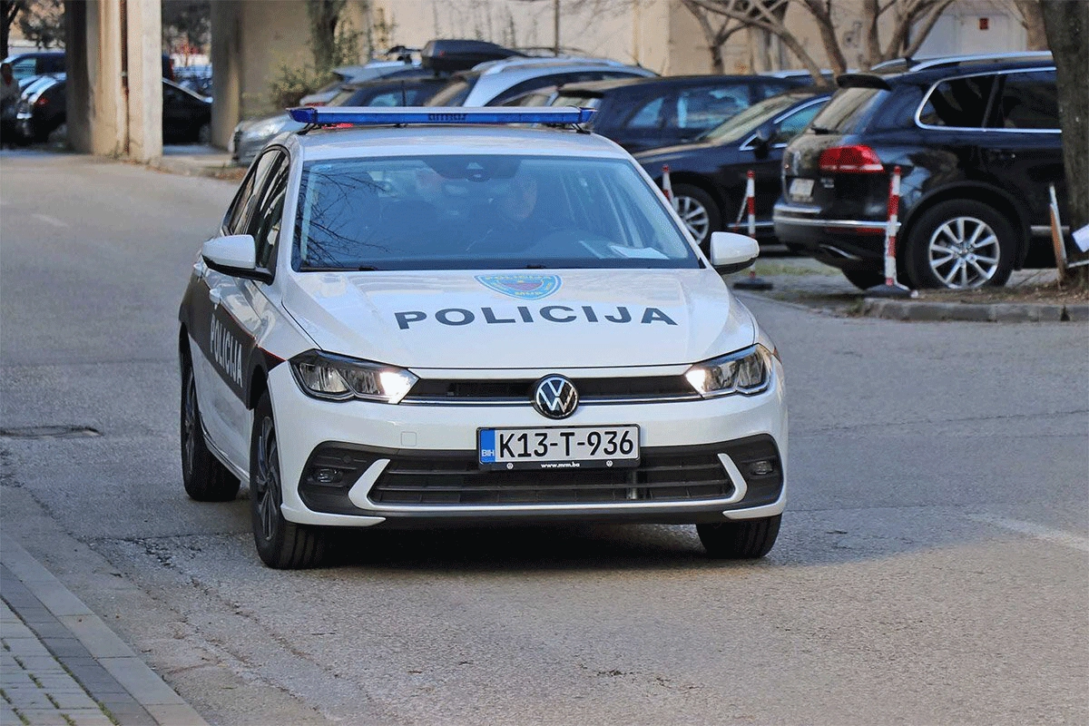 Krvavi napad u Tuzli: Isjekao komšinicu, hitno prevezena u bolnicu