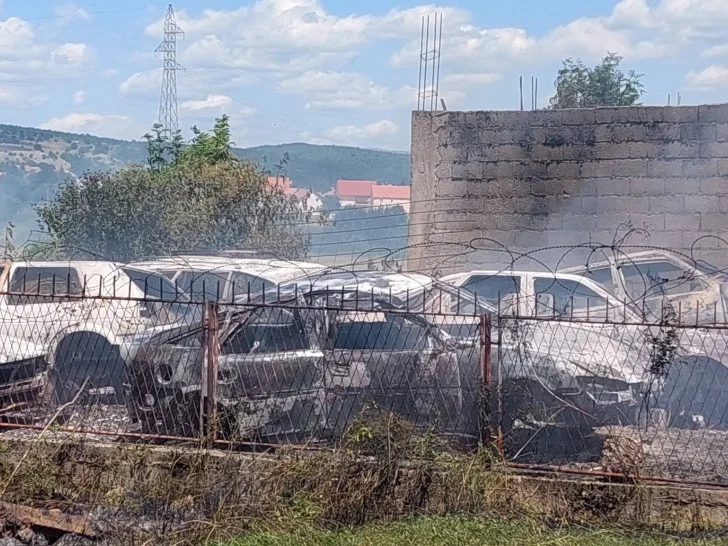 Povrijeđeni vatrogasci, izgorjelo sedam vozila: Krenuli da gase požar, pa doživjeli nesreću