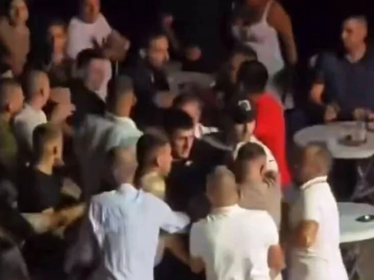 Masovna tuča na koncertu Amadeus benda: Napadnut policajac