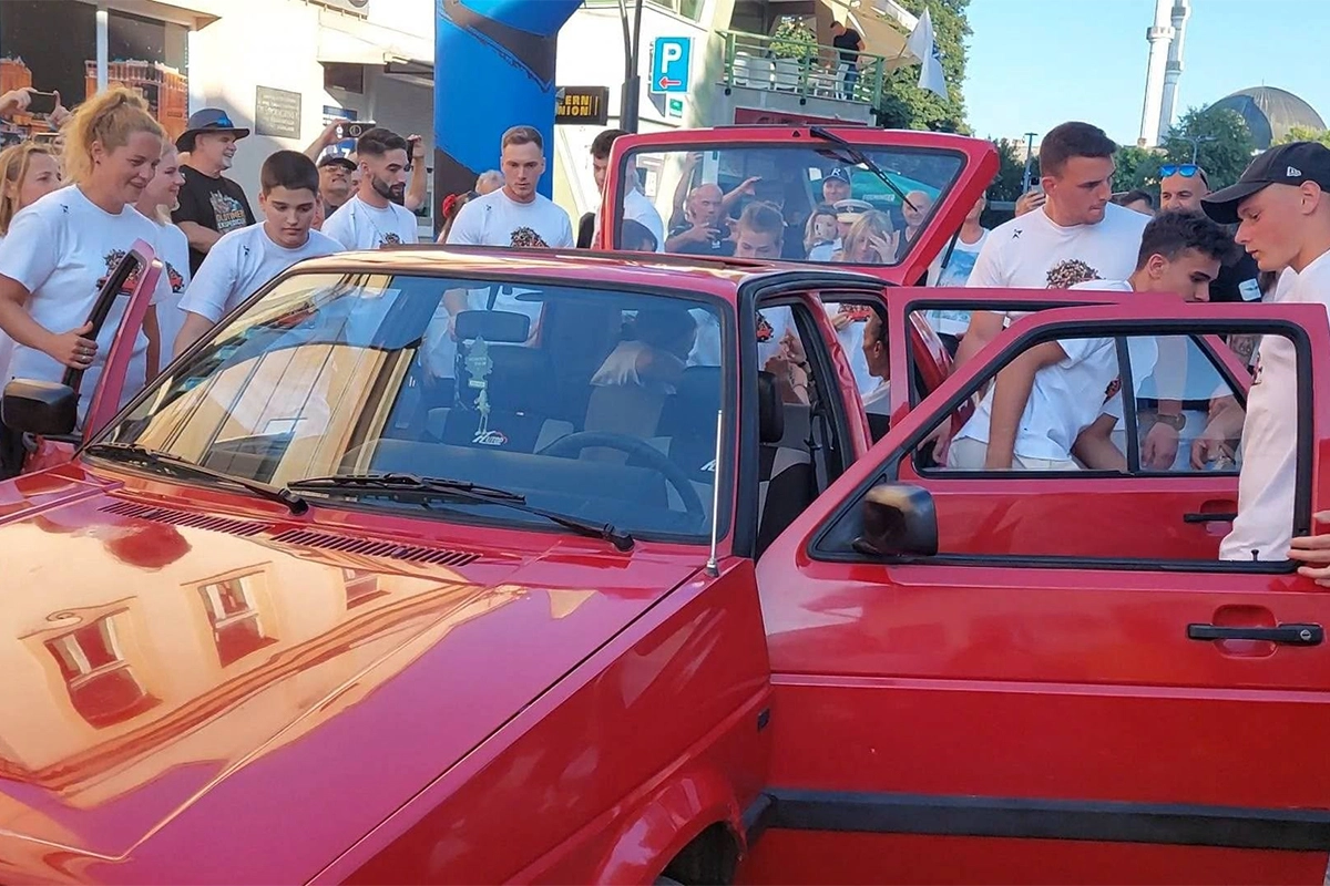 Podvig iz BiH za Ginisov rekord: U "Golf dvojku" stalo 20 ljudi