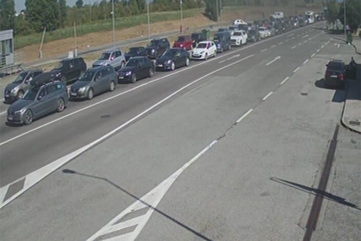 Velike gužve na 12 graničnih prelaza: Vozači na mukama
