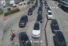 Haos na jugu Hrvatske: Putnici u kolonama od 20 km, mještani im donose vodu