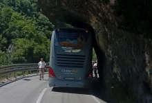 Autobus, koji je saobraćao prema Livnu, danas je, 1. avgusta, zapeo prilikom prolaska kroz uski dio kanjona na magistralnom putu Banjaluka-Jajce, zbog čega je saobraćaj nakratko bio otežan. Prema fotografijama koje kruže društvenim mrežama, autobus se zaglavio prolazeći kroz jedan od najužih dijelova kanjona, pa su ostala vozila morala da sačekaju dok se situacija ne riješi. Autobus je zaustavljen tik uz stijenu, dok su vozači i putnici iza njega bili primorani da čekaju nastavak puta. Za sada nema informacija da je u ovom događaju bilo povrijeđenih niti kolika je materijalna šteta.