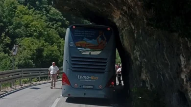 Autobus, koji je saobraćao prema Livnu, danas je, 1. avgusta, zapeo prilikom prolaska kroz uski dio kanjona na magistralnom putu Banjaluka-Jajce, zbog čega je saobraćaj nakratko bio otežan. Prema fotografijama koje kruže društvenim mrežama, autobus se zaglavio prolazeći kroz jedan od najužih dijelova kanjona, pa su ostala vozila morala da sačekaju dok se situacija ne riješi. Autobus je zaustavljen tik uz stijenu, dok su vozači i putnici iza njega bili primorani da čekaju nastavak puta. Za sada nema informacija da je u ovom događaju bilo povrijeđenih niti kolika je materijalna šteta.