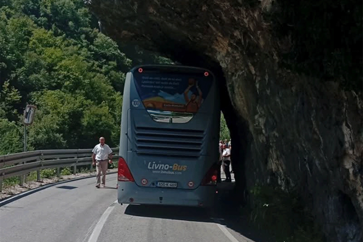 Autobus, koji je saobraćao prema Livnu, danas je, 1. avgusta, zapeo prilikom prolaska kroz uski dio kanjona na magistralnom putu Banjaluka-Jajce, zbog čega je saobraćaj nakratko bio otežan. Prema fotografijama koje kruže društvenim mrežama, autobus se zaglavio prolazeći kroz jedan od najužih dijelova kanjona, pa su ostala vozila morala da sačekaju dok se situacija ne riješi. Autobus je zaustavljen tik uz stijenu, dok su vozači i putnici iza njega bili primorani da čekaju nastavak puta. Za sada nema informacija da je u ovom događaju bilo povrijeđenih niti kolika je materijalna šteta.