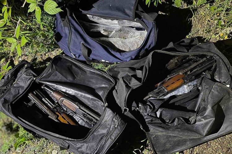 Pripadnici Policijske uprave Banjaluka u okviru akcije "Trasa" uhapsili su M.K. iz Laktaša, M.D. iz Stanara i I.B. iz Slovenije, a tokom pretresa oduzeli su 14 automatskih pušaka sa pripadajućim okvirima, određenu količinu municije, kao i jedan pištolj.
Terete ih da su počinili krivično djelo nedozvoljena proizvodnja i promet oružja ili eksplozivnih materija.
Pretresi na tri lokacije
Kako je saopšteno iz Policijske uprave Banjaluka, akcija je sprovedena pod nadzorom Okružnog javnog tužilaštva Banjaluka, a na osnovu naredbi osnovnih sudova u Banjaluci i Derventi izvršeni su pretresi na tri lokacije.