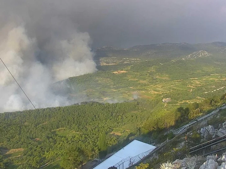 Veliki požar na Pelješcu: Vatra se približava naselju i benzinskoj pumpi
