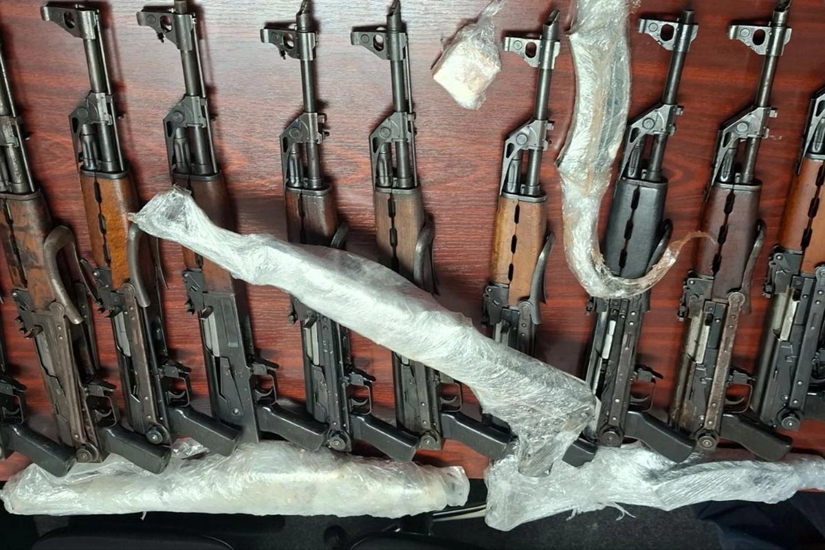 PU Banjaluka u akciji "Trasa": Uhapšen trojac, pronađeno 14 automatskih pušaka