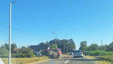 Stravična nesreća kod Dervente: Auto na krovu, poginula jedna osoba