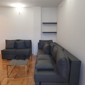 Izdajem stan lux 48 kvadrata sa garažnim mjestom nova gradnja Tel. 065/561525
