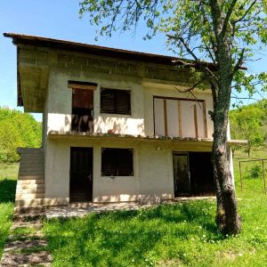 Na prodaju zemljište sa kućom u Zableću kod Ključa