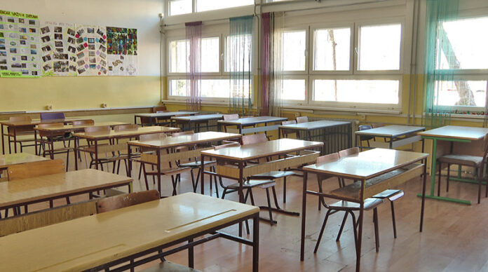 Skola, prazne klupe 1