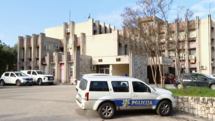Policija....
