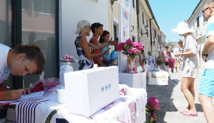 Humanitarni bazar, naslov