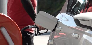 Бензин скупљи два цента, дизел јефтинији четири